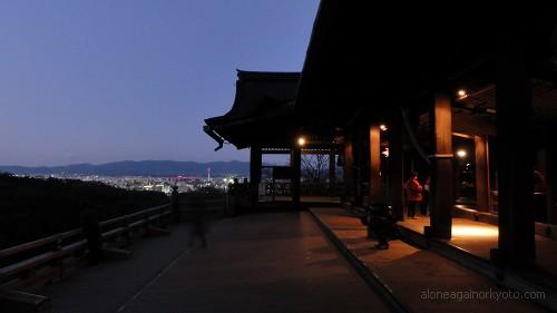 早朝の清水寺・舞台から京都タワーを望む