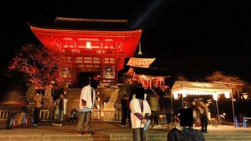 夜間拝観仕様の清水寺門前