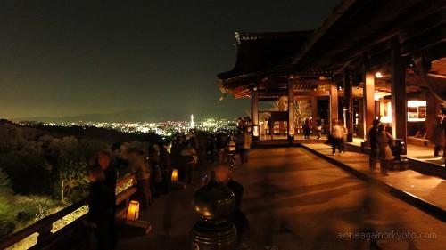 舞台から京都タワーを望む