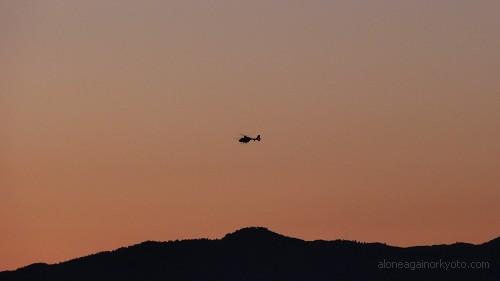 京都市街上空を飛ぶヘリ