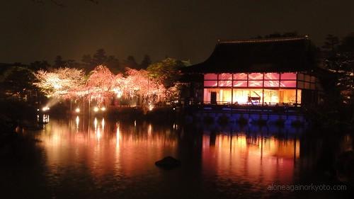 泰平閣と桜と水面