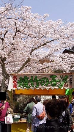 繁盛する焼竹の子の屋台