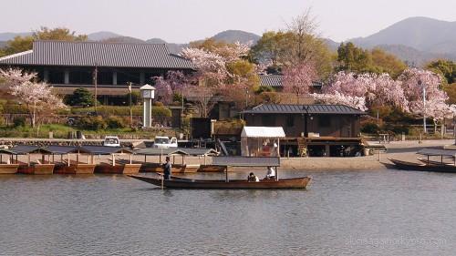 嵐山通船の船着場あたりを流す船