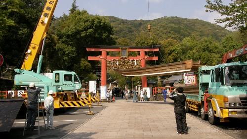 トラックに積まれる神船・駕輿丁船