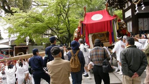 楼門をくぐる衣手社