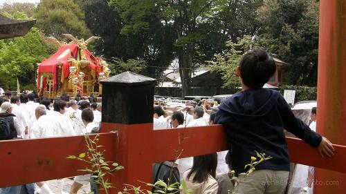 大宮社の神輿を見送る子供