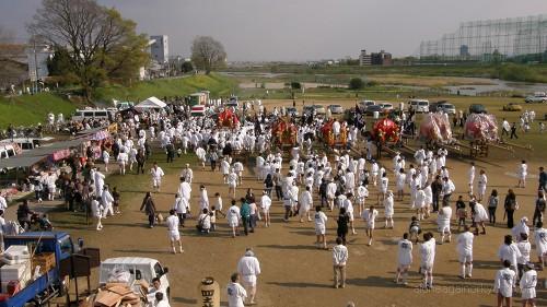 河原斎場を出発する神輿