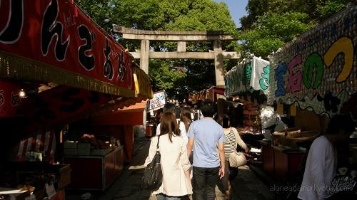 境内の露店の賑わい