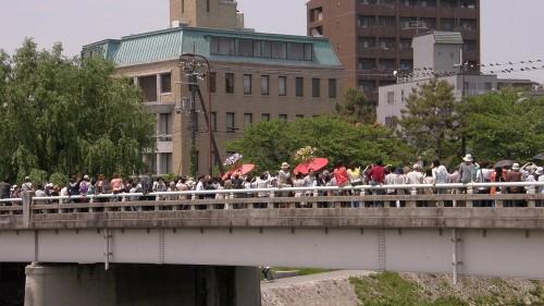 出町橋上の王列